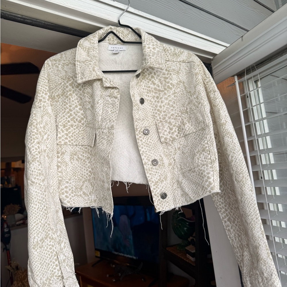 Top Shop Cropped Raw Hem Snake Print Jean Denim Jacket - Size 8 (Medium)